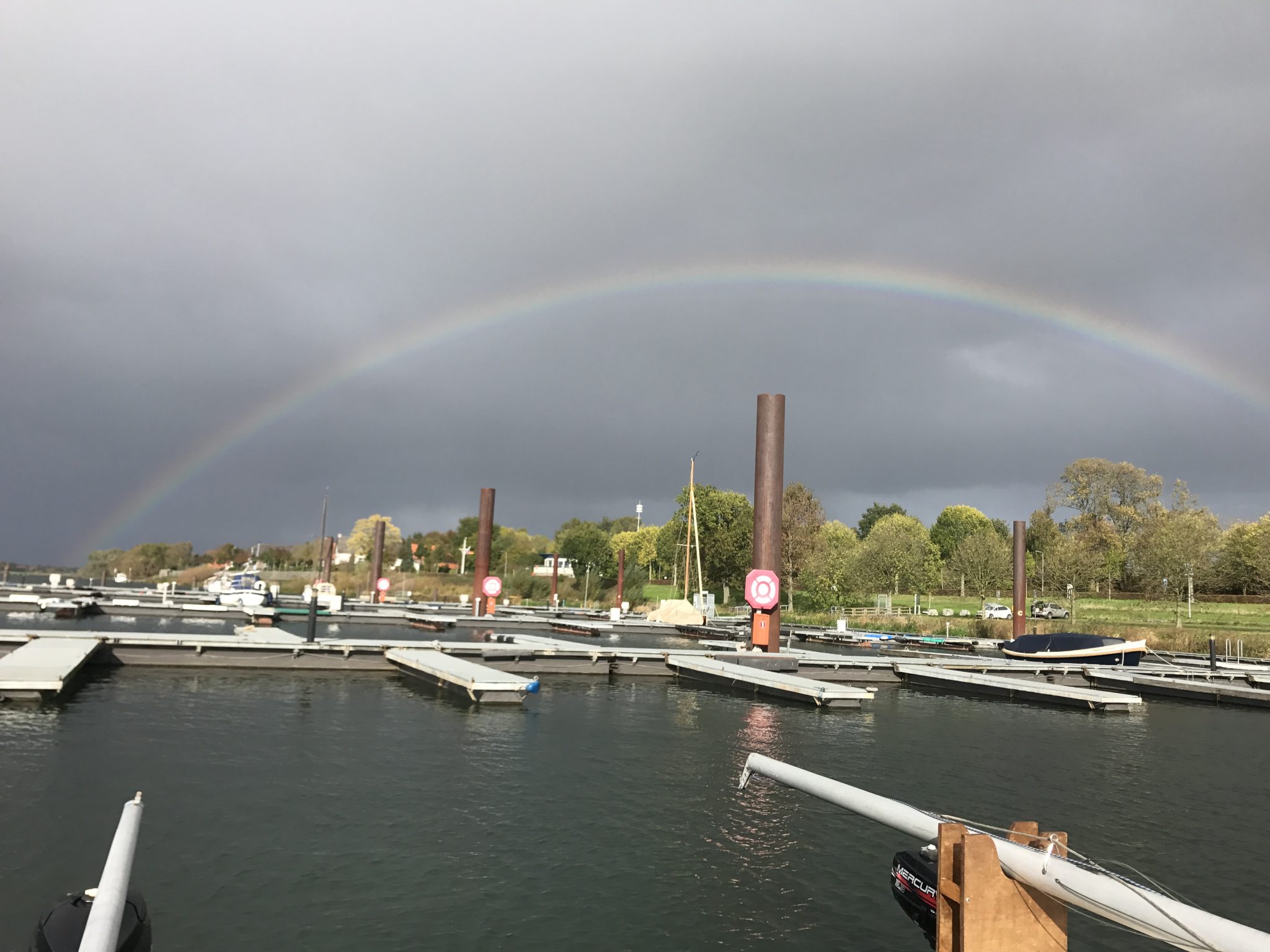 regenboog boven de lege havenIMG_8971